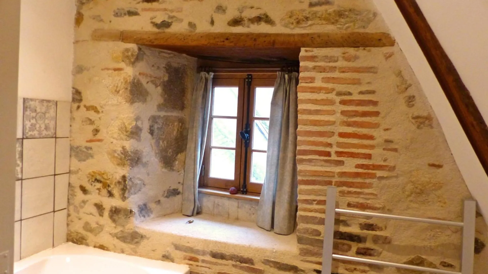 Elegant Cottage Medieval Restaure Avec Piscine, Cheminee, Proche Du Golf Et Attractions Culturelles - Fr-1-489-335 Herisson 0*,  France