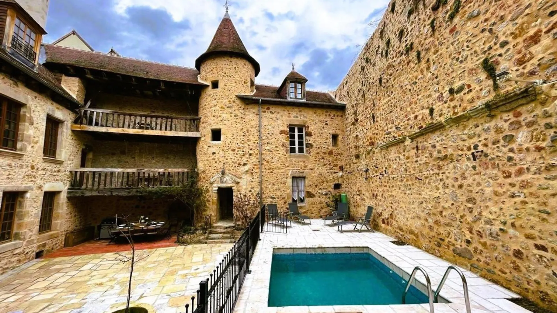 Elegant Cottage Medieval Restaure Avec Piscine, Cheminee, Proche Du Golf Et Attractions Culturelles - Fr-1-489-335 Herisson 0*,  France